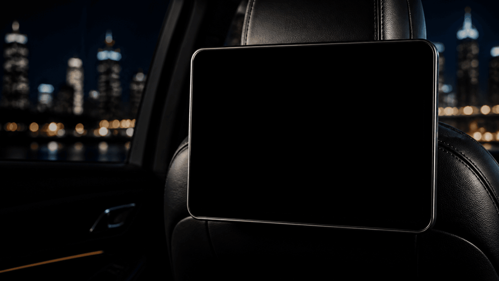 Intérieur nocturne d’un véhicule premium équipé d’une tablette passager